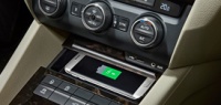 ŠKODA Phonebox: беспроводная зарядка смартфона в автомобиле