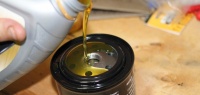 Заливать ли в новый масляный фильтр масло? 